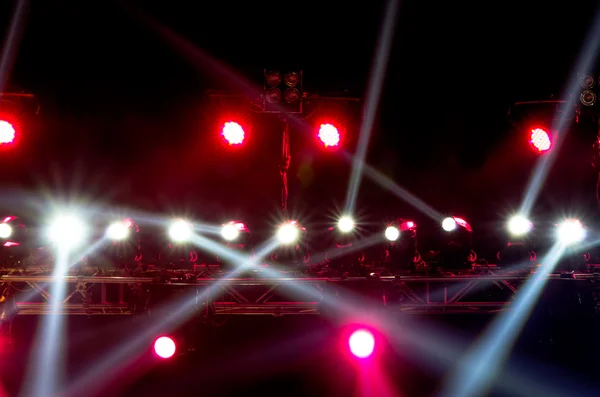 Iluminación de conciertos sobre un fondo oscuro desde el escenario — Foto de Stock