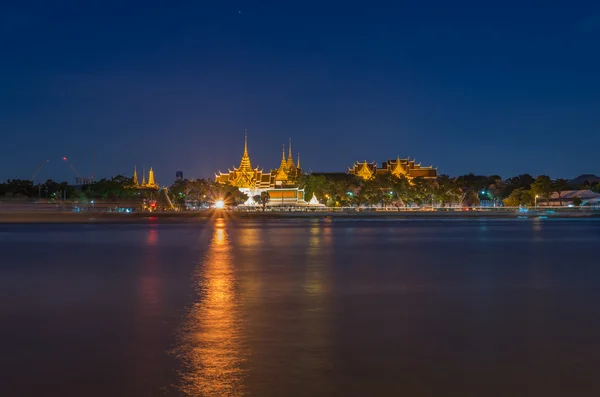 Grande palazzo lato fiume al crepuscolo a Bangkok, Thailandia — Foto Stock