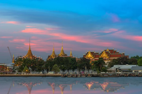 宏伟的宫殿河侧在晚上的时间在曼谷，泰国 — 图库照片