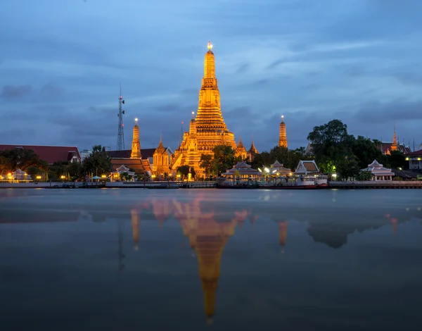 Wat Arun řeka straně řeky Chao Phraya v Bangkoku za soumraku — Stock fotografie