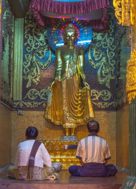 Yangon, Myanmar - 7 Ocak: Tanımsız Budist dua aound 7 Ocak 2011 tarihinde Shwedagon Pagoda Birmanya Tapınağı mimarisinin muhteşem bir iş ve yangon en kutsal Budist tapınağı