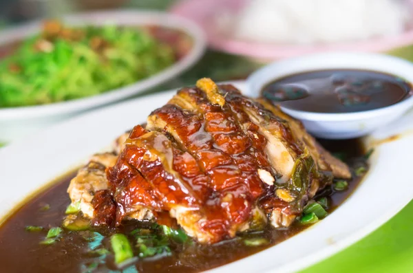 Pato asado con salsa y fideos verdes en el plato —  Fotos de Stock