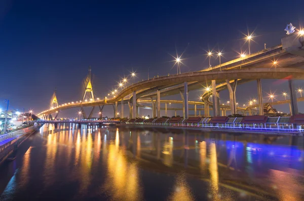 在暮光之城、 曼谷、 泰国普密蓬桥 — 图库照片