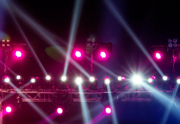 Iluminación de conciertos sobre un fondo oscuro desde el escenario — Foto de Stock