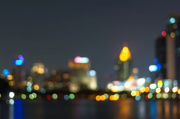 Cityscape achtergrond rivier kant, onscherpe foto bokeh — Stockfoto