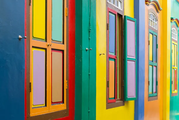 Janelas coloridas e portas de singapore — Fotografia de Stock