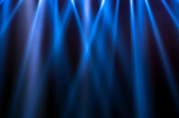 Blaue Leuchtstrahlen auf dunklem Hintergrund — Stockfoto