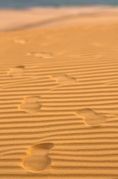 Footprints on the sand waves as background — Stock Photo, Image