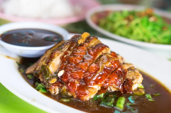 Pato asado con salsa y fideos verdes en el plato —  Fotos de Stock