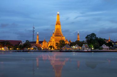 WAT Arun nehirde yan Bangkok Chao Phraya Nehri ile alacakaranlık