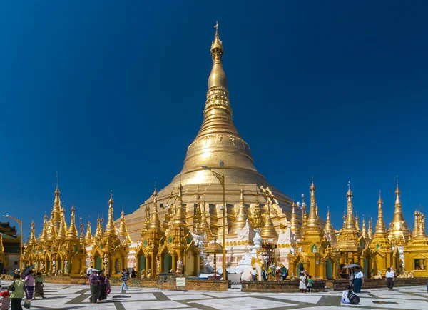 YANGON, MYANMAR - DIC 31: La procesión budista indefinida rinde culto alrededor de Shwedagon en Pagoda el 31 de diciembre de 2010 en Yangón. es una obra espectacular del templo birmano —  Fotos de Stock