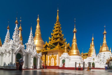 Yangon, Myanmar - 30 Aralık: Tanımsız Budist alayı ibadet Shwedagon Pagoda, etrafında 30 Aralık 2010 Yangon. muhteşem bir iş Birmanya Tapınağı ve en kutsal Budist tapınağı