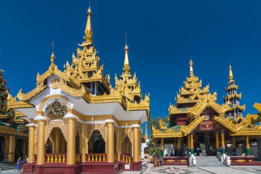 Yangon, Myanmar - 31 Aralık: Tanımsız Budist alayı ibadet Shwedagon Pagoda, çevresinde 31 Aralık 2010 Yangon. muhteşem bir iş Birmanya Tapınağı ve en kutsal Budist tapınağı