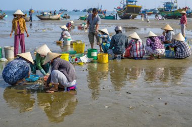 Muine, Vietnam - Eyl 19, 2012: Birçok tanımsız Vietnamca tüccar muine balıkçı köyü 19 Eylül 2012 tarihinde. Deniz ürünleri çıkarımı Vietnam kıyı köylerde ana iştir