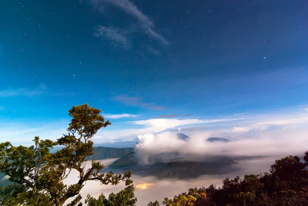 Вулканы горы Бромо в Национальном парке Тенгер-Семеру до рассвета — стоковое фото
