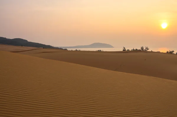 Kırmızı kum tepeleri zaman MUI ne, vietnam güneş doğarken — Stok fotoğraf