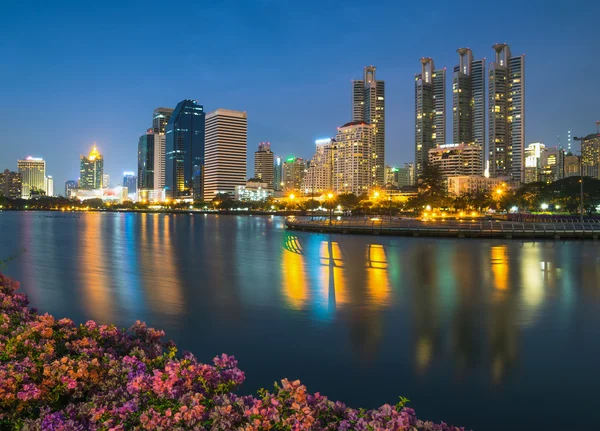 Bangkoks Stadtbild spiegelt sich in der Dämmerung mit dem See — Stockfoto