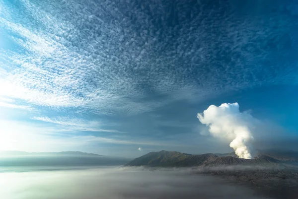 Гора бром вулкани з хмарою. Java, Індонезії — стокове фото