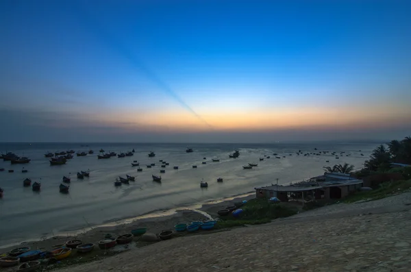 Vissersdorp van voor Mui Ne twilight tijde, Vietnam — Stockfoto