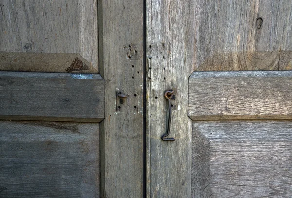 Närbild av trädörrar, traditionella gamla dörrar med trävägg — Stockfoto