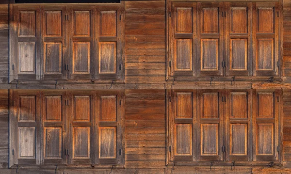 Portas de madeira, portas antigas tradicionais com parede de madeira — Fotografia de Stock