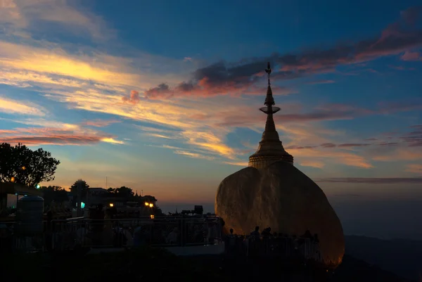 Goldener Felsen vor Sonnenaufgang in der Kyaikhtiyo-Pagode, einer der — Stockfoto