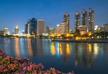 Bangkok cityscape yansıtmak ile göl twilight saat
