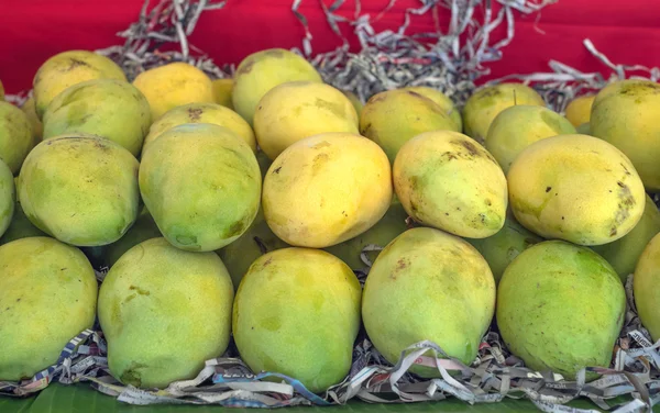 Manghi sulla foglia di banana con giornale pubblico al tradizionale — Foto Stock