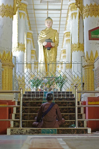 YANGON, MYANMAR - JAN 6 : Undefined Buddhist pray with buddha st — Stock Photo, Image