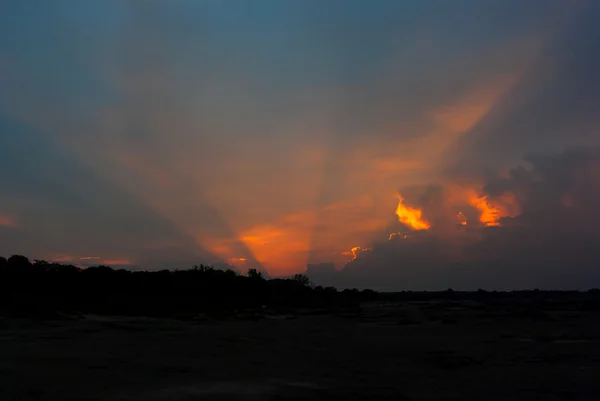 在黄昏时间背景的天空与云的太阳射线 — 图库照片