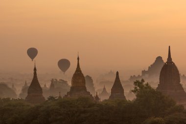 Bagan gündoğumu ile balon, Myanmar