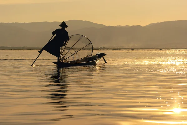 Fisherman of Inle Lake in action when fishing, Myanmar — Stock Photo, Image