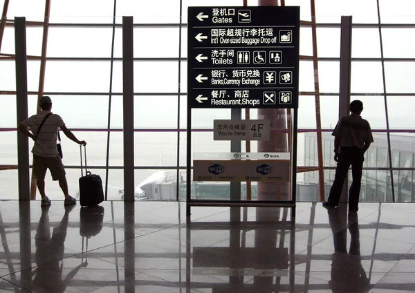 BEIJING - SEP 15: Pasajeros indefinidos están de pie en el Aeropuerto Internacional de Beijing el 15 de septiembre de 2010. Beijing International es uno de los centros más grandes de Asia, China —  Fotos de Stock