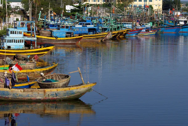 Hagyományos hajó halász falu Mui Ne, Vietnam — Stock Fotó