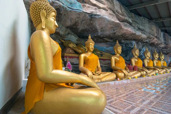 Ubon Ratchathani, Thailand mei 22: Rol van het standbeeld van Boedha in — Stockfoto
