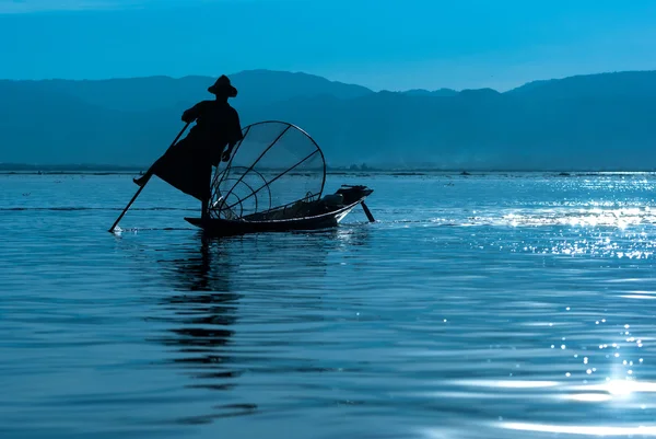 Pescador de Inle Lake en acción durante la pesca, Myanmar — Foto de Stock