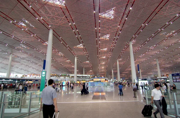 BEIJING - SEP 15: Muitos passageiros indefinidos estão andando no Aeroporto Internacional de Pequim em 15 de setembro de 2010. Beijing International é um dos maiores hubs na Ásia, China — Fotografia de Stock