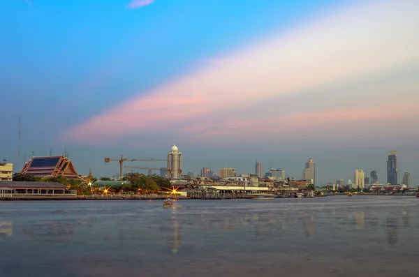 Paisaje urbano de Bangkok. Bangkok vista al río en el crepúsculo . — Foto de Stock