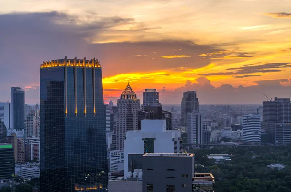 Das moderne gebäude im geschäftsviertel von bangkok. — Stockfoto