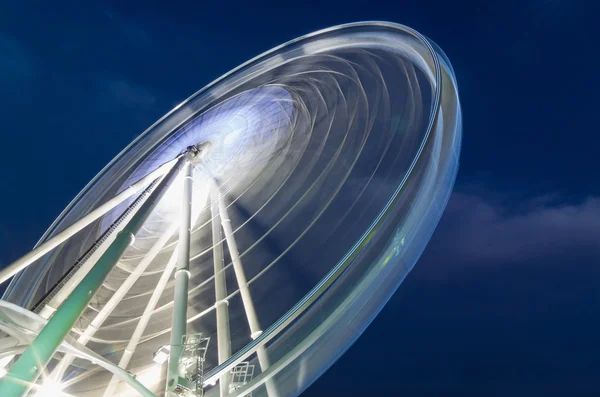 Roda gigante em movimento no crepúsculo — Fotografia de Stock