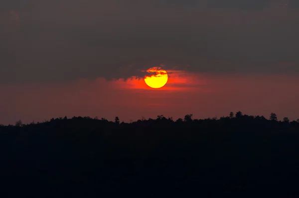 Ηλιοβασίλεμα behide βουνό — Φωτογραφία Αρχείου