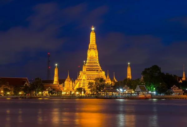 Ribera del río Wat Arun con el río Chao Phraya en Bangkok al atardecer, Tailandia — Foto de Stock