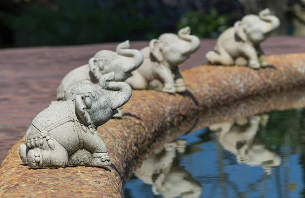 Olifant standbeeld versieren rond zwembad — Stockfoto