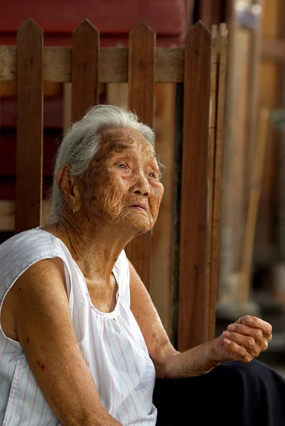SAMUTSONGKHRAM - AUG 15 : The Undefined Very old woman sitting at amphawa floating market, Samutsongkhram, thailand on August 15, 2009. is located about 90 km to the West of Bangkok — Stock Photo, Image