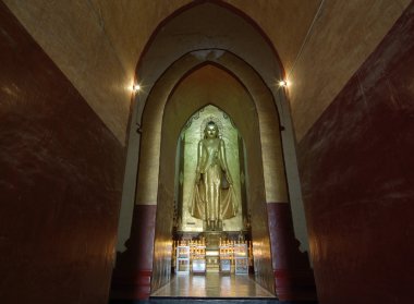 Bagan, Myanmar - Jan 5: Bir duran Buda içinde