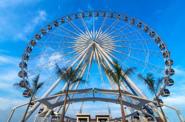 Mavi gökyüzünde dönme dolap