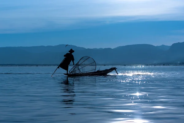 Halász a Inle Lake akcióban, halászat, Mianmar — Stock Fotó