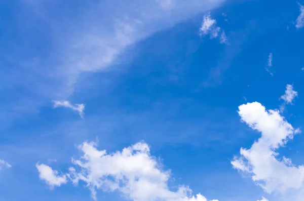 Голубое небо с облачным фоном — стоковое фото