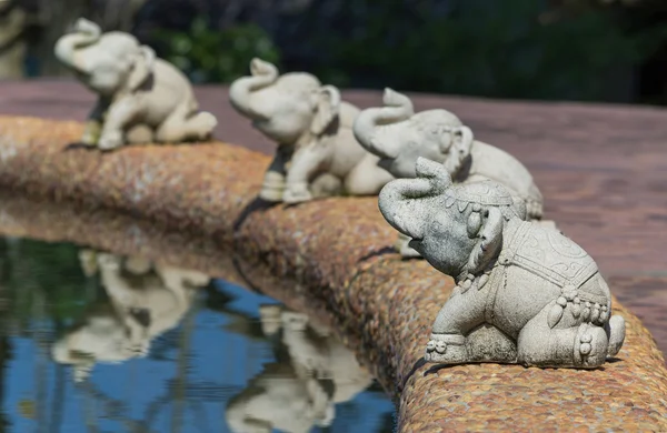 Olifant standbeeld versieren rond zwembad — Stockfoto