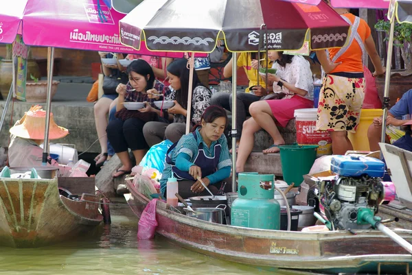 SAMUTSONGKHRAM - AGO 15: Comerciante y cliente en barcos de madera en el mercado flotante de amphawa, Samutsongkhram, Tailandia el 15 de agosto de 2009. se encuentra a unos 90 km al oeste de Bangkok — Foto de Stock